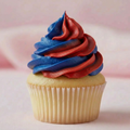 Cupcake met blauw en rode toef